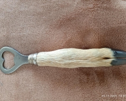 Prodám OTVÍRÁK NA LAHVE vyrobený ze SRNČÍHO BĚHU 